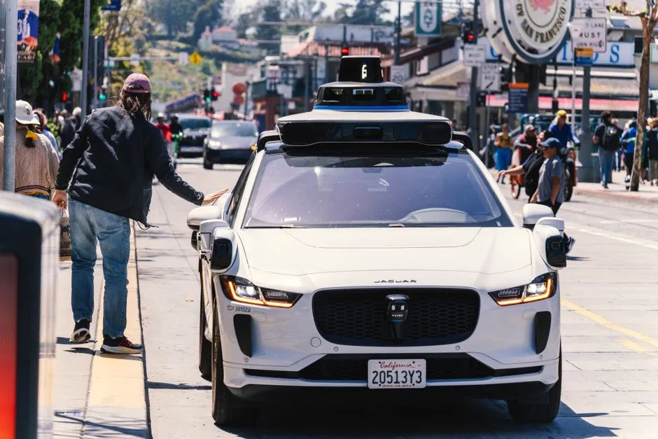 Los robotaxis de Waymo tienen un problema de párking (y de pasta) en Austin