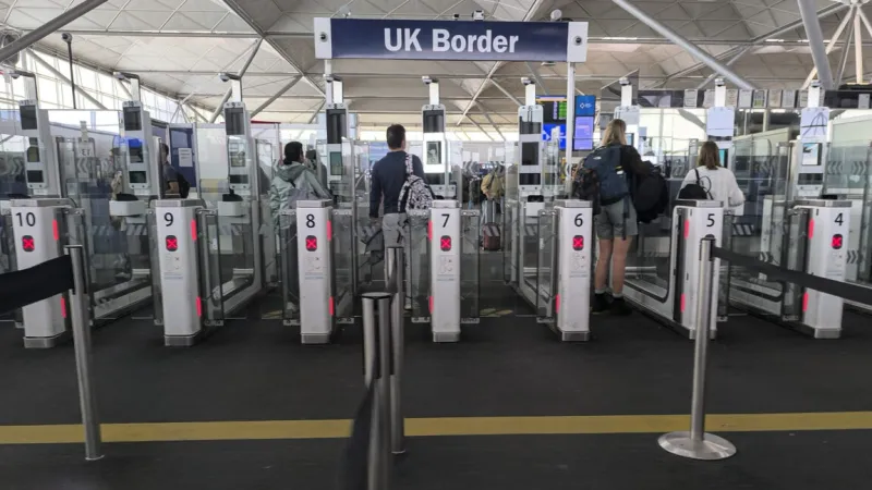 El Gobierno británico va a usar reconocimiento facial para calcular la edad de los refugiados... y sabe que falla
