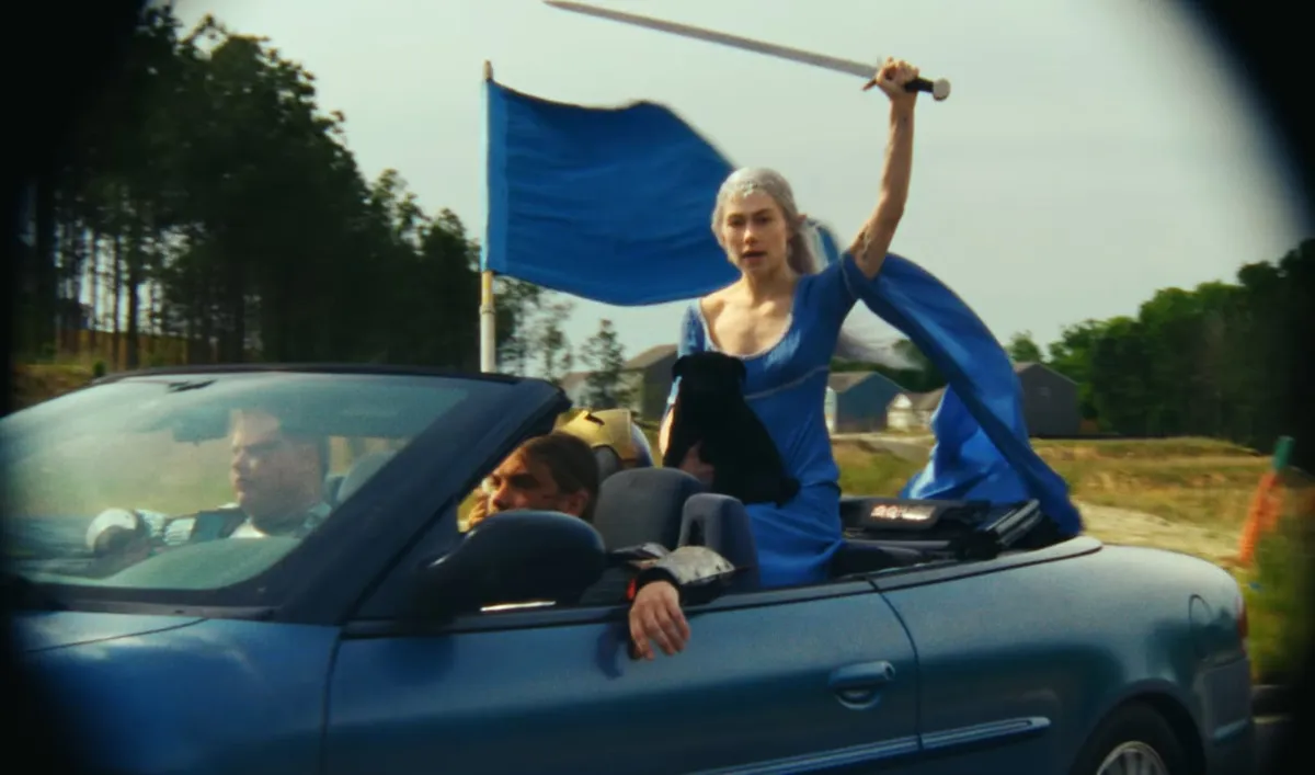 Phoebe Bridgers vuelve con un videojuego de correr infinito y un temazo inspirado en RuneScape