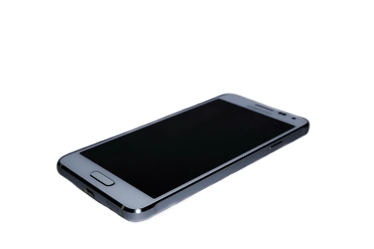 Samsung le planta cara al pliegue de los móviles plegables con el Flex Titanium, una pantalla que promete ser más dura y fina que nunca