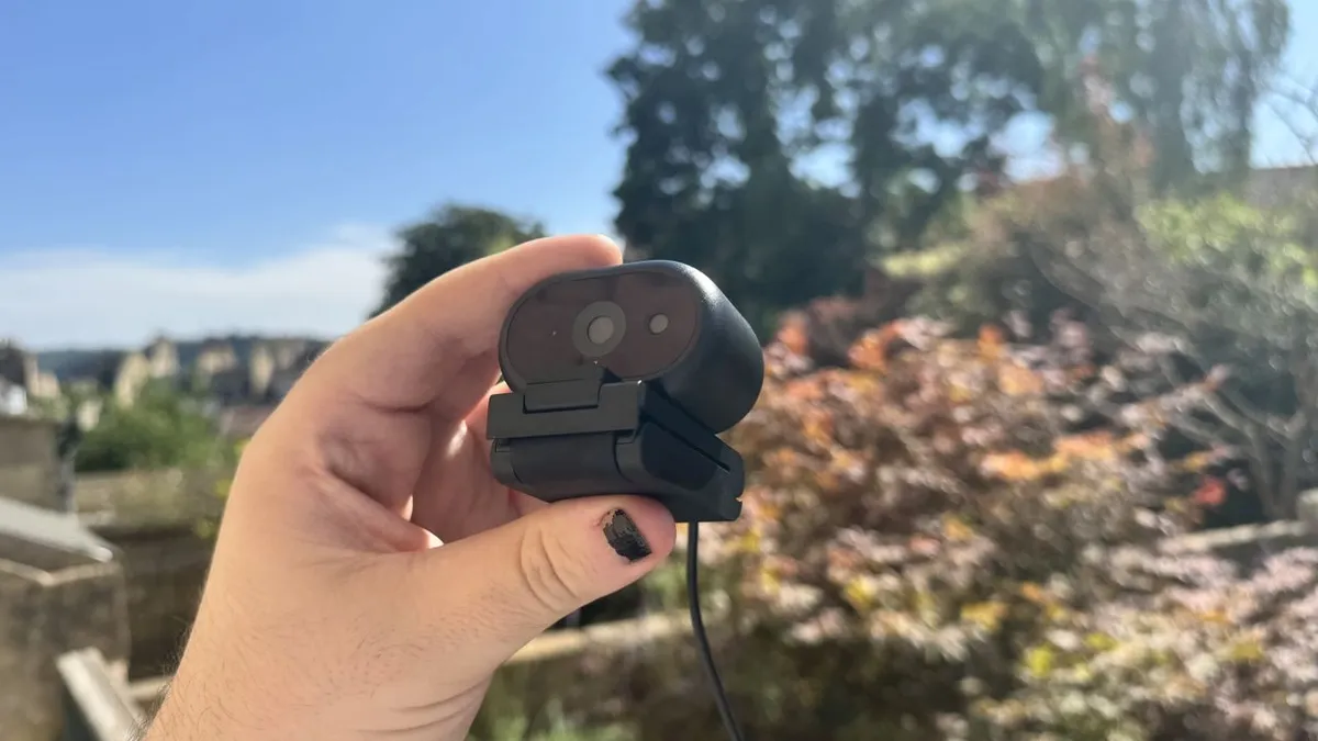 La Dell Pro 5: una webcam de empresa que te pide 120 pavos y no te deja ni tocar los colores