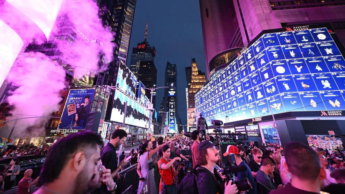 El circo del Mewtwo de Times Square: así es como los elegidos de Pokémon Go se forran a costa de la comunidad