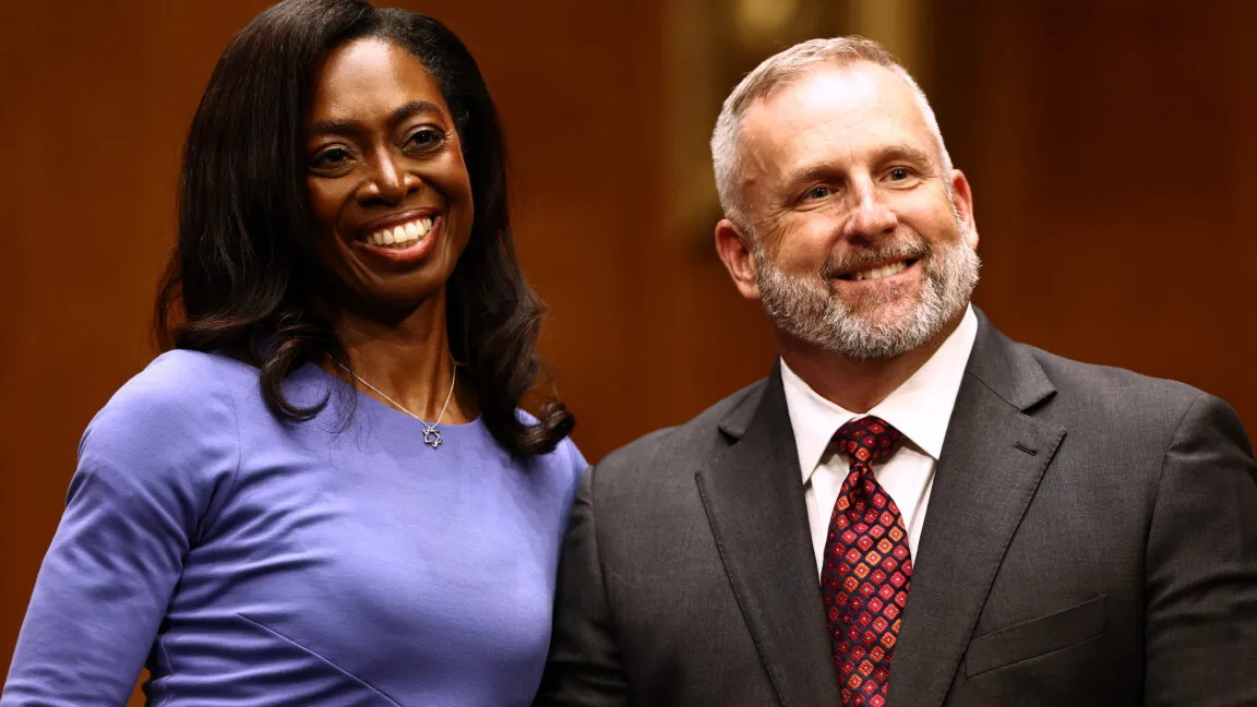 Los nominados de Trump para sanidad se estrellan en el Senado: uno por negacionista y otra por no tener ni idea