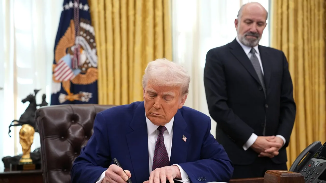 Informe sugiere que el gobierno de EE.UU. pudo haber 'instado' a Apple a cerrar un acuerdo de fabricación de chips con Intel para evitar aranceles, casi al mismo tiempo que adquiría una participación de 9 mil millones de dólares en la empresa azul