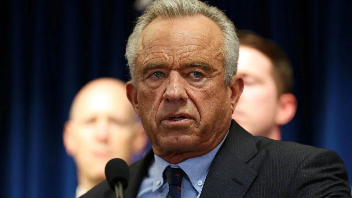RFK Jr. estalla por informe del New York Times y admite que pone en lista negra a periodistas