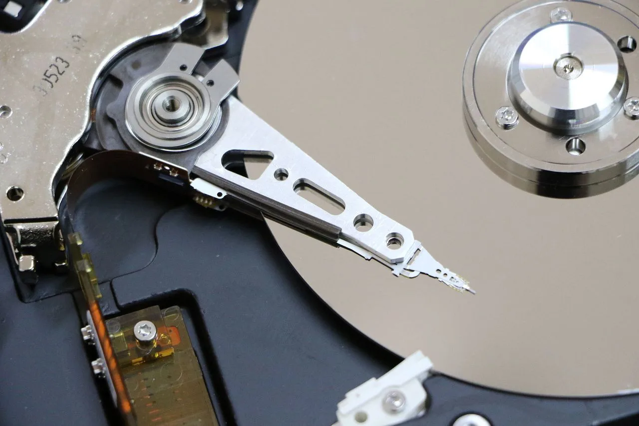 Hace 17 años, un ingeniero hizo un descubrimiento muy importante: si le gritas a los discos duros de un centro de datos, se ralentizan