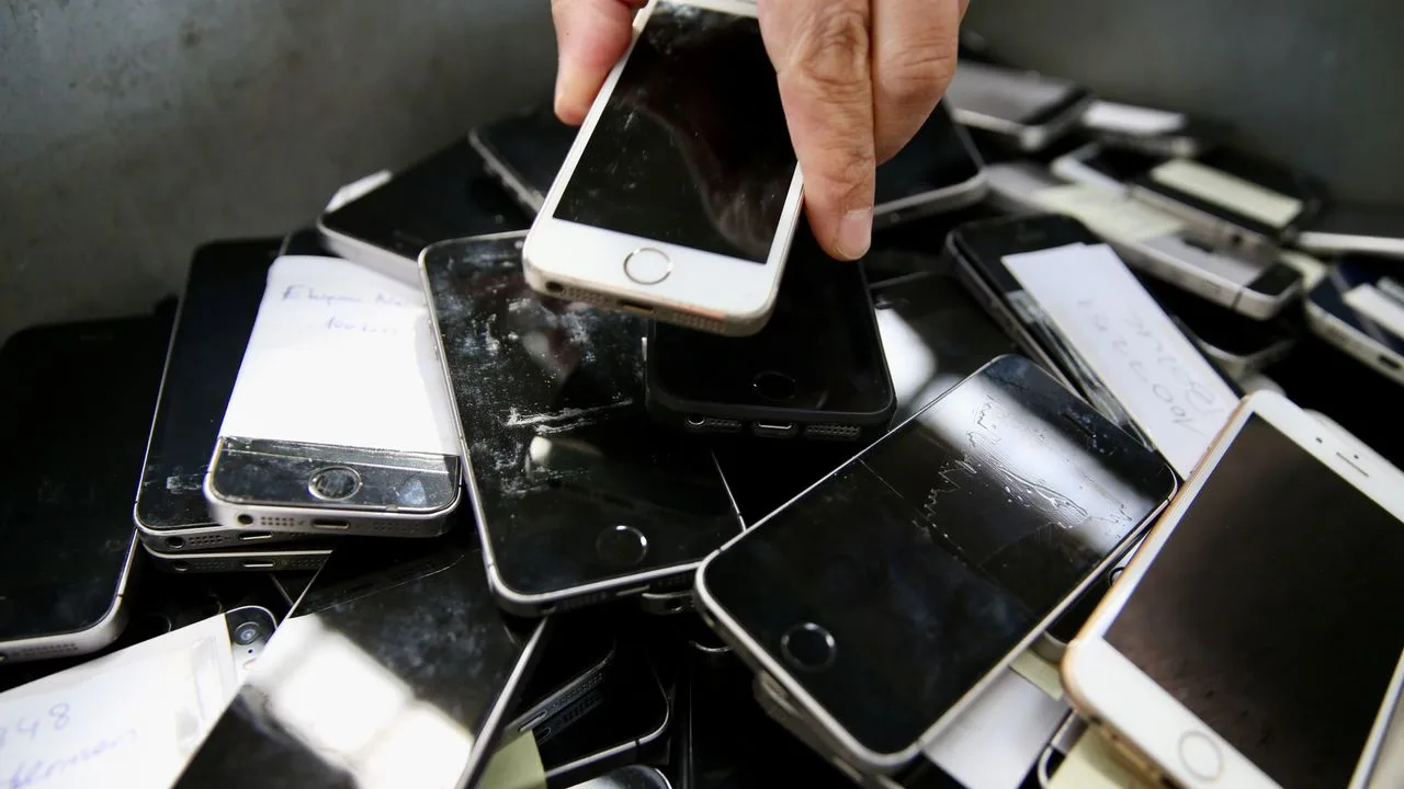 Montar un centro de datos con 2.000 móviles viejos: la locura más verde que he visto