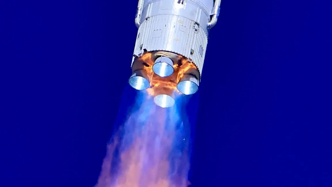China la lía otra vez: un cohete se parte en 150 pedazos justo al lado de los satélites de Musk
