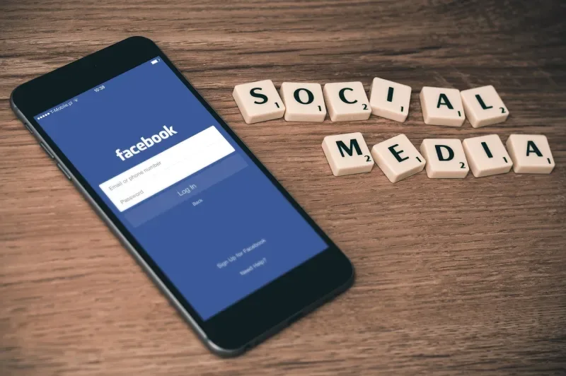 Facebook le regala un amigo virtual a sus creadores (y no es un meme)